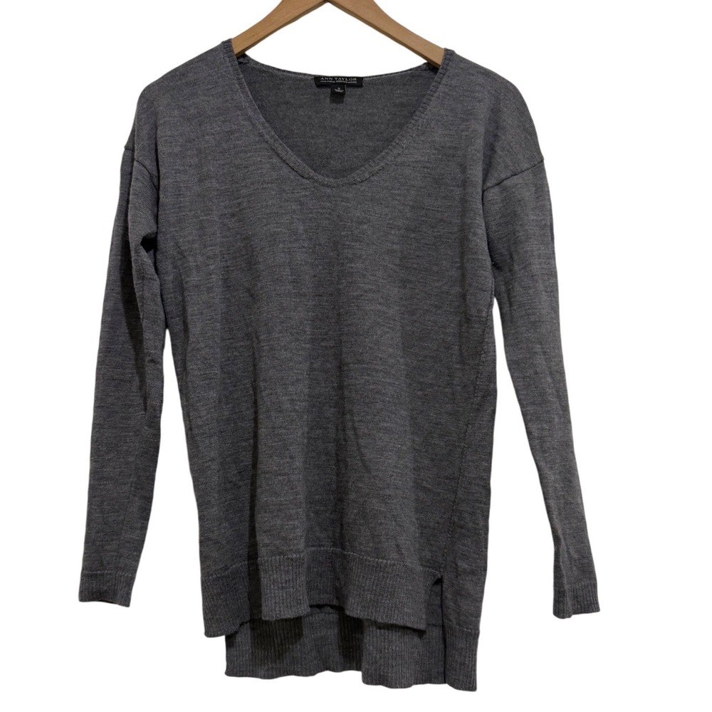 Ann Taylor‎ Gray 100% Italian Merino Wool V-Neck Sweater Women's Small Preppy